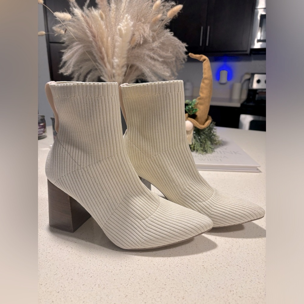 Chic Ribbed Knit Ankle Boots - Cream
